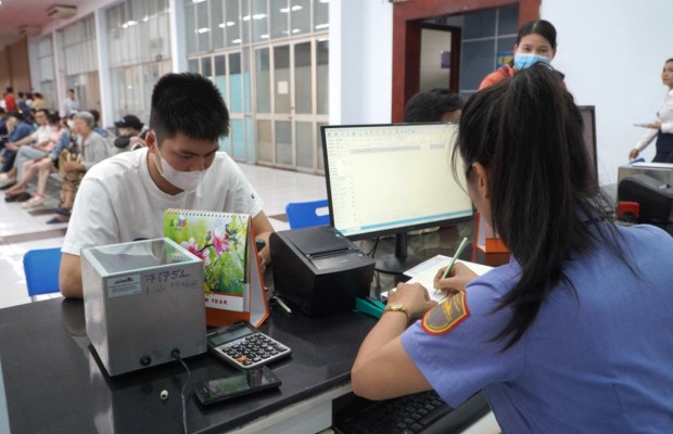Quầy bán vé tàu hỏa trực tiếp tại nhà ga trung tâm phục vụ hành khách