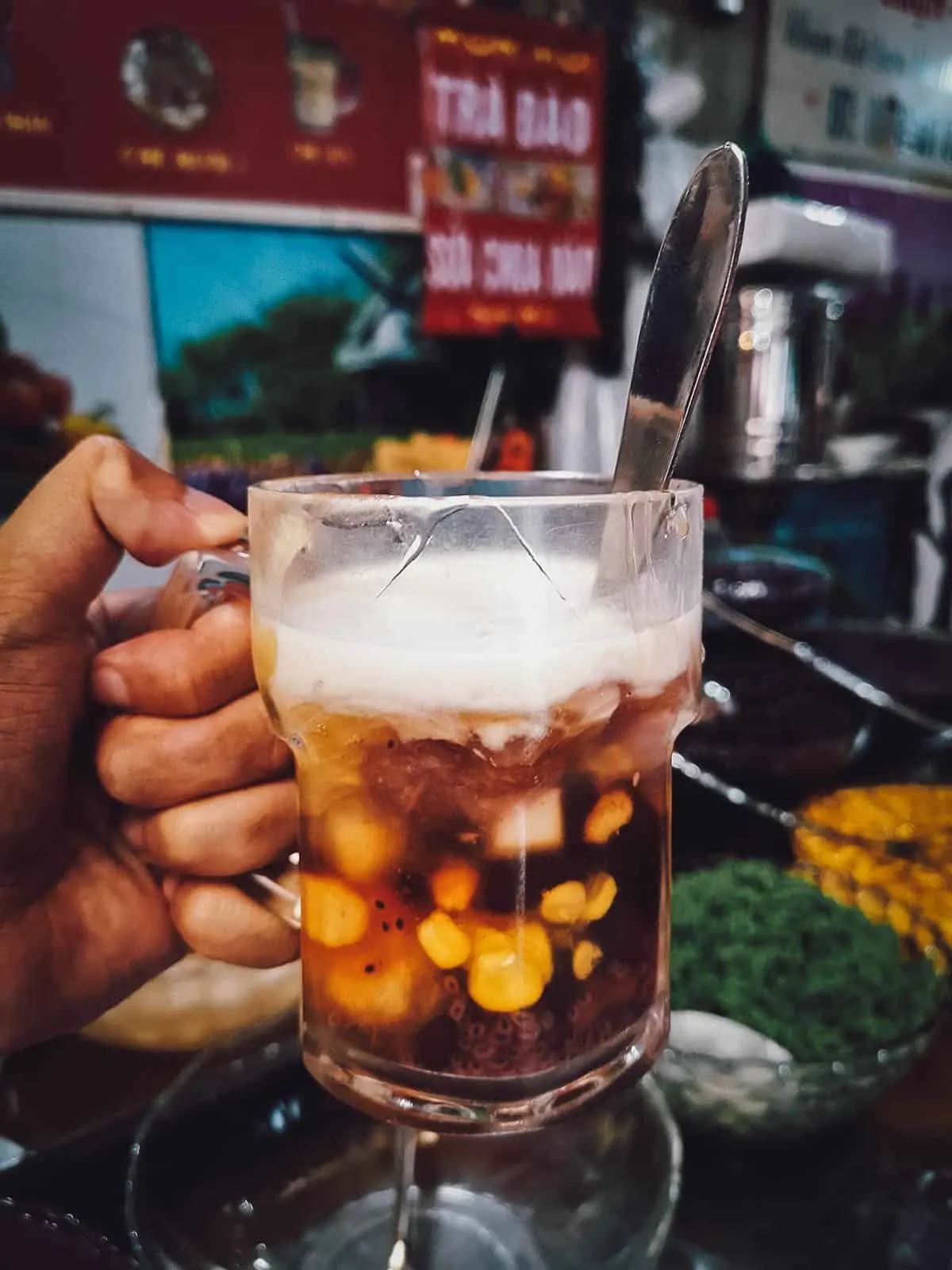 Ly chè thập cẩm mát lạnh tại một quán nhỏ ven đường Hà Nội