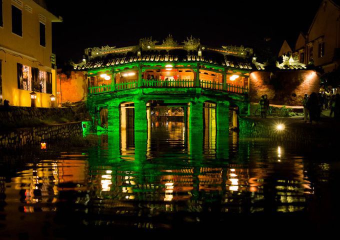Chùa Cầu về đêm