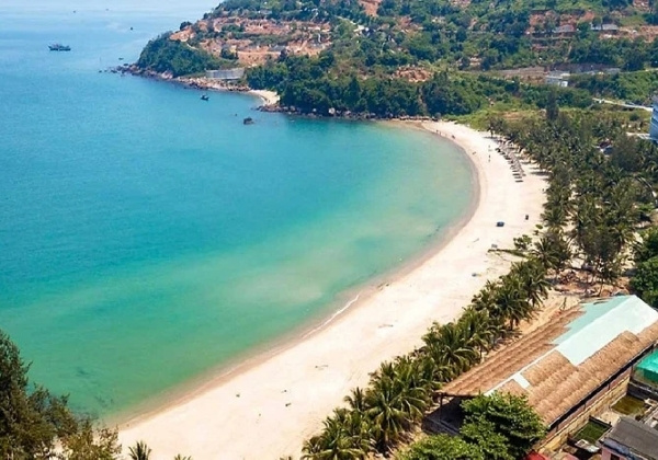 Bãi biển Tiên Sa với vịnh yên bình giữa núi Sơn Trà - nguồn từ vietnambooking