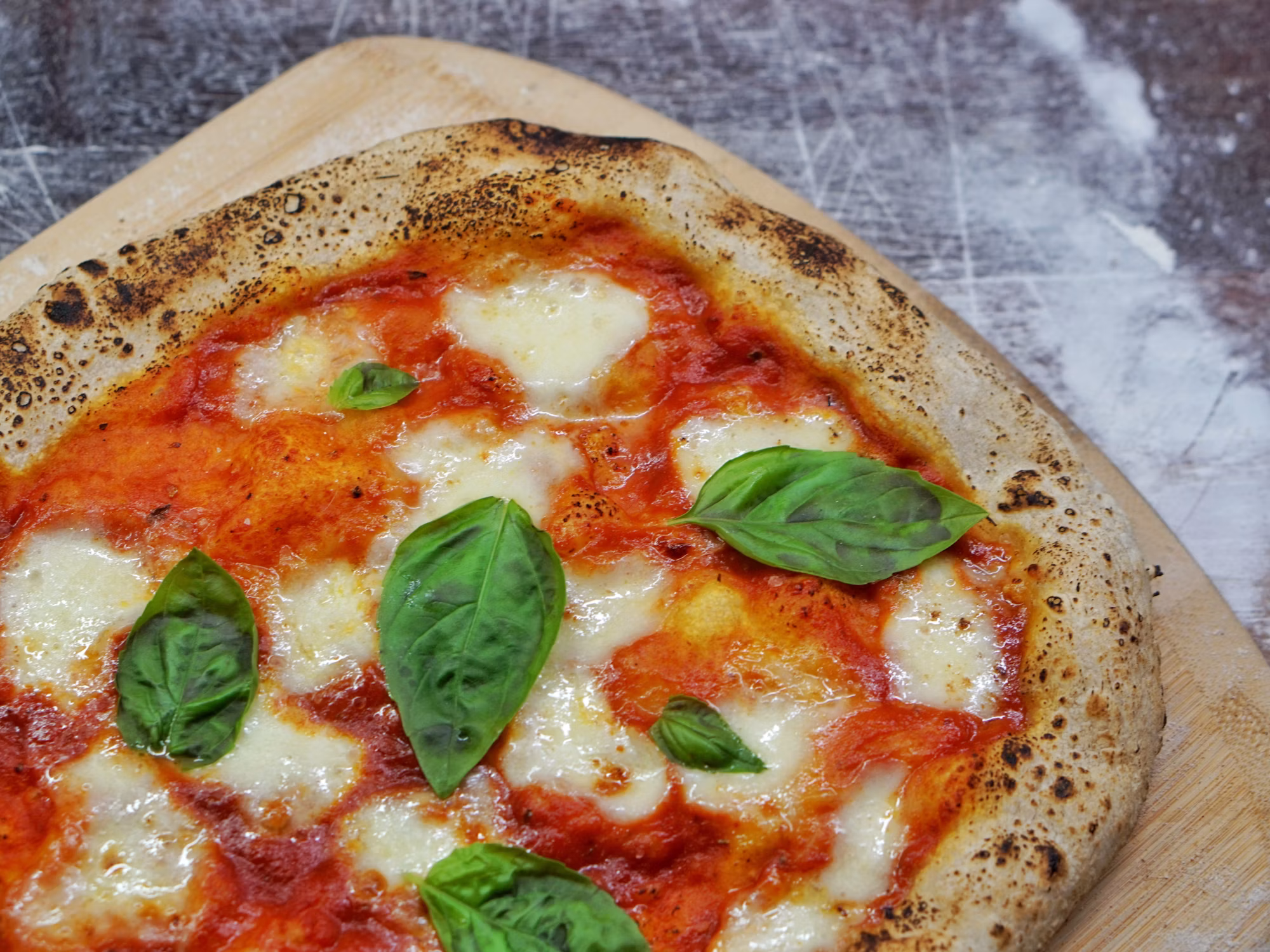 Bánh pizza nướng củi thơm lừng tại khu Centrum