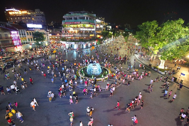 Phố đi bộ Hà Nội về đêm