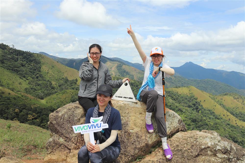 Check in cột mốc trong hành trình trekking Tà Năng Phan Dũng