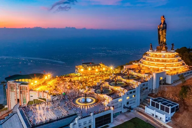 Tây Ninh nổi tiếng với núi Bà Đen và Tòa Thánh Cao Đài