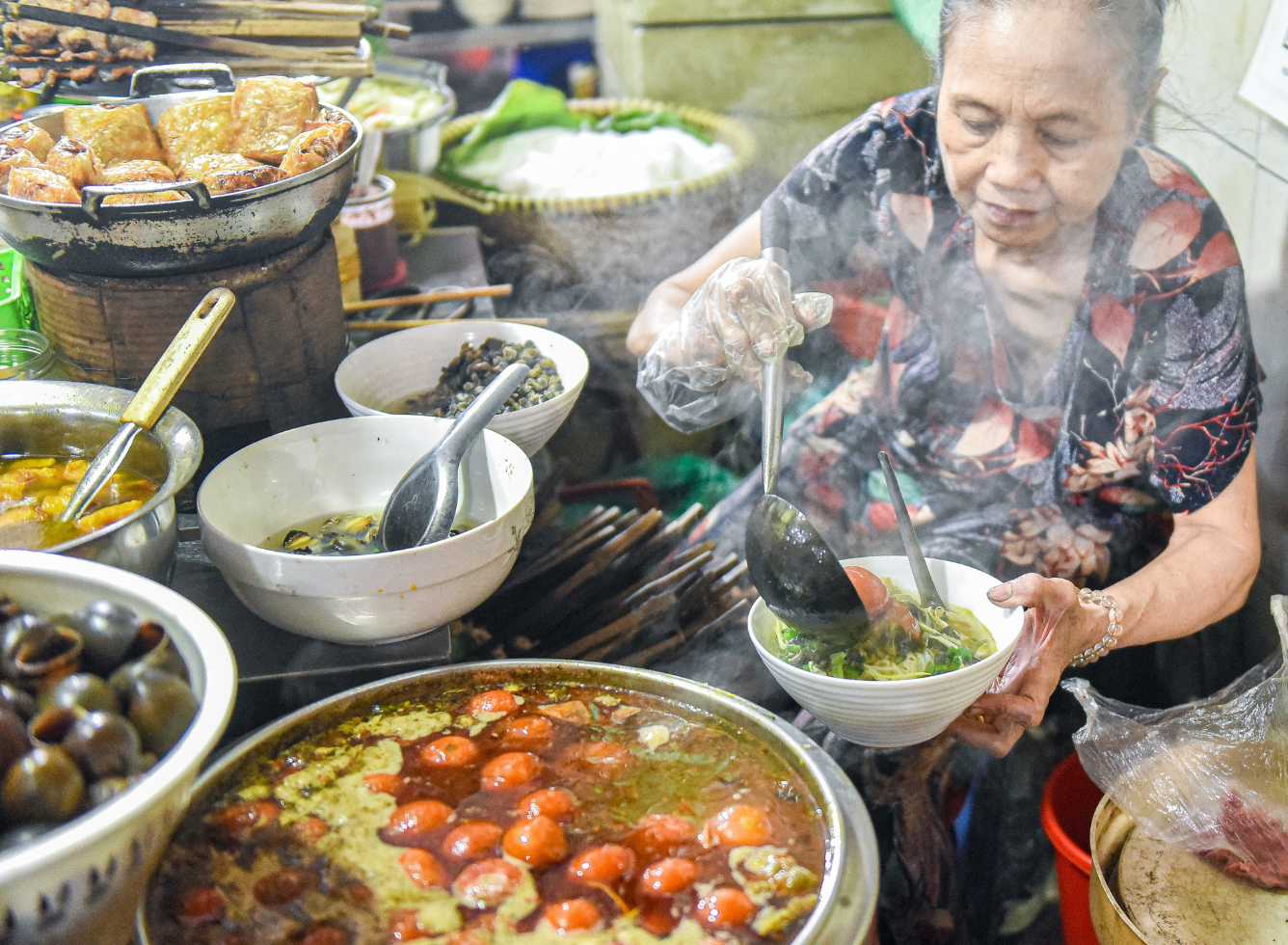 Những chiếc phở cuốn trắng ngần chấm cùng nước mắm chua ngọt tại Ngũ Xã