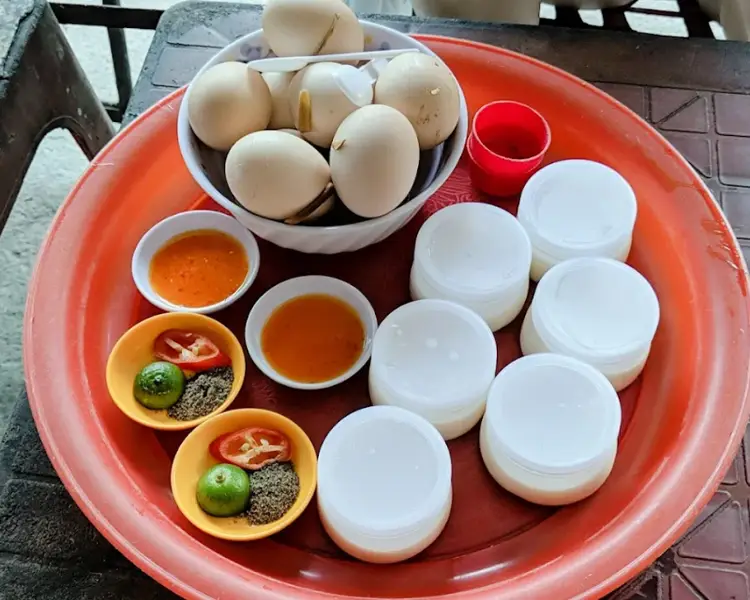 Yaourt trứng gà lòng đào là món ngon Vũng Tàu với sự béo mịn cực hấp dẫn.