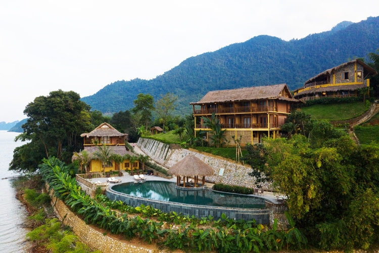 Mai Châu với thung lũng, ruộng đồng và bản làng yên bình