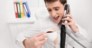 cach tay vet cafe va muc tren ao dong phuc
