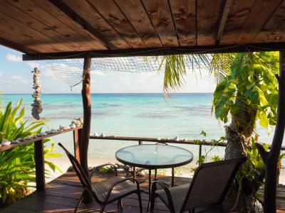 Homestay có tầm nhìn đẹp với cửa sổ lớn nhìn ra thành phố