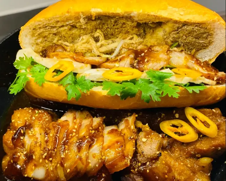 Bánh mì là món ngon Vũng Tàu với vỏ bánh mì giòn bên trong đầy ắp nhân.
