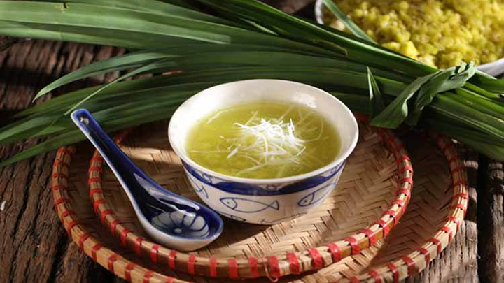 Lá sen giúp giữ ẩm và ướp hương tự nhiên cho gói cốm
