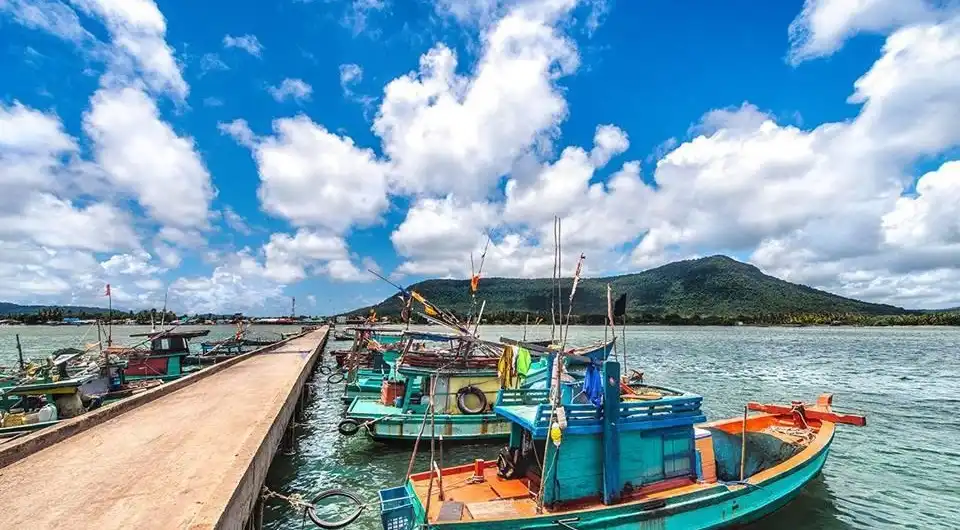 Nhịp sống bình dị buổi sớm tại Làng chài Hàm Ninh