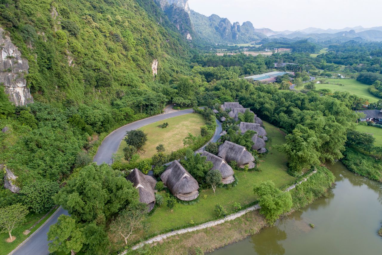 Serena Resort Hòa Bình với lối vào và không gian xanh