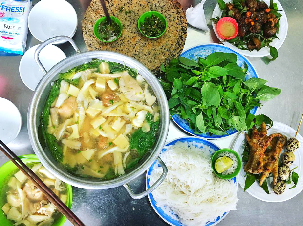 Lẩu gà lá é Đà Lạt — ấm bụng giữa tiết trời se lạnh