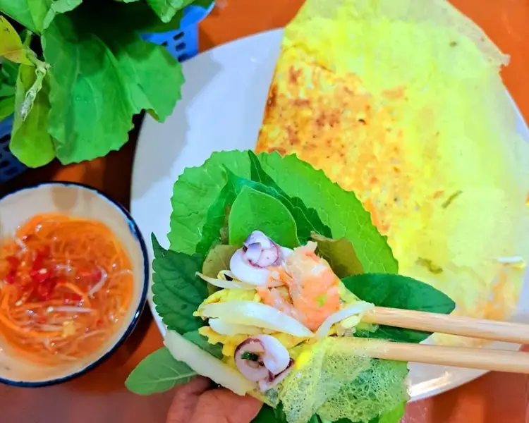 Bánh xèo là món ngon Vũng Tàu rất đáng để bạn thưởng thức.