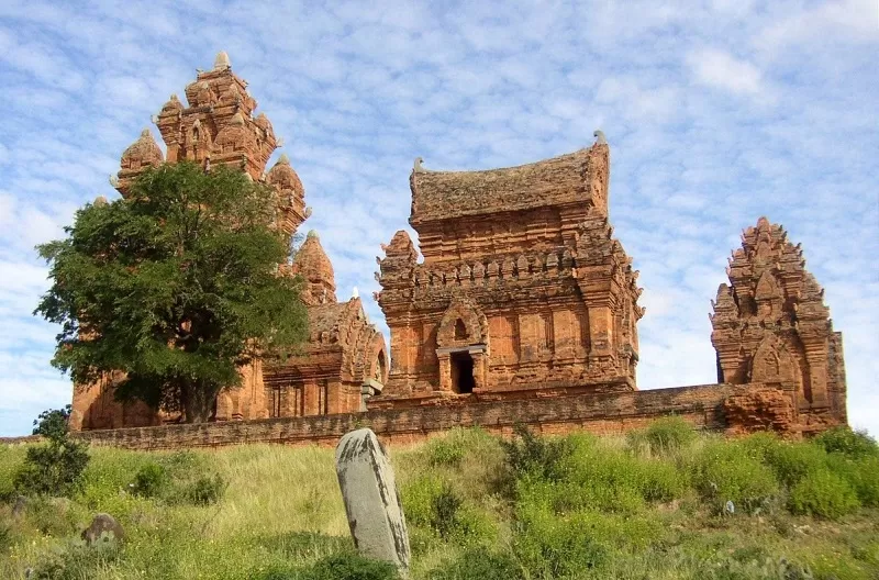 Ninh Thuận với vịnh Vĩnh Hy và tháp Chăm Po Klong Garai