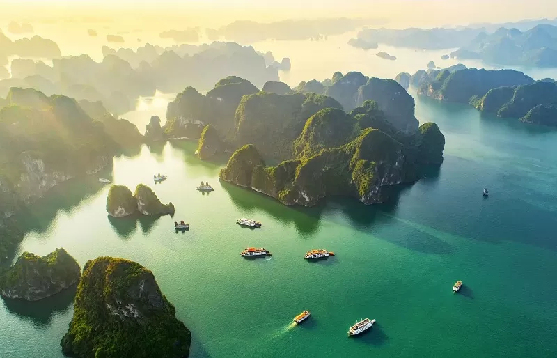 Vịnh Hạ Long kỳ vĩ với hàng nghìn đảo đá vôi và hang động