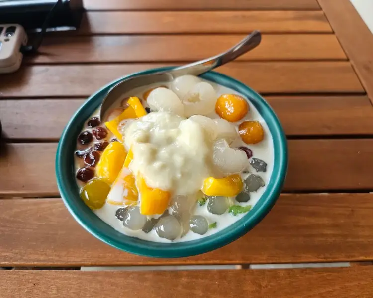 Danh sách các món ngon Vũng Tàu nhất định không thể thiếu các món chè đa dạng toppings.