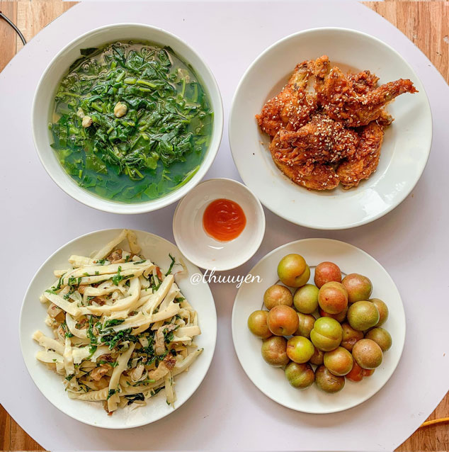 Bữa cơm tối ưu chi phí với canh ngao mùng tơi và cánh gà