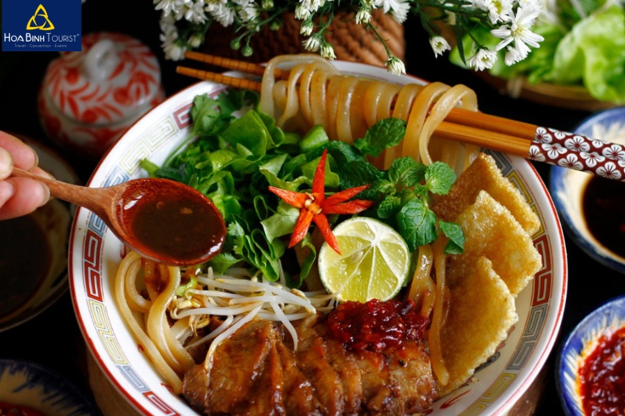 Cao lầu Hội An hấp dẫn, món đặc sản nức tiếng phố cổ