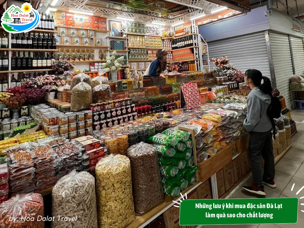 Kiểm tra đặc sản Đà Lạt trước khi đóng thùng