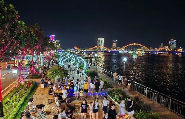 Phố đi bộ chợ đêm Bạch Đằng ven sông
