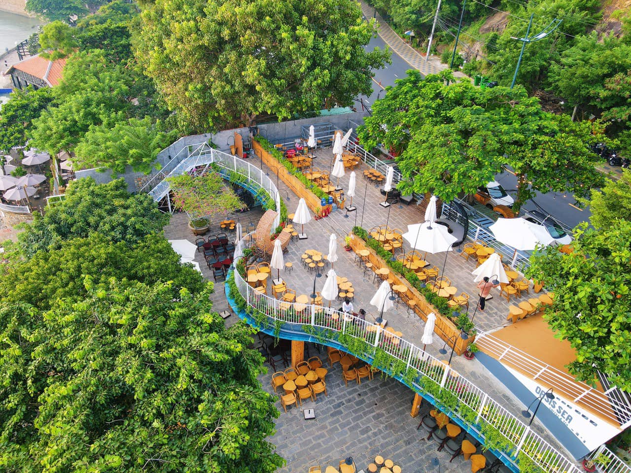 Coffee Sea & Sun quán cà phê view biển đắt giá với hồ bơi - nguồn từ ivivu