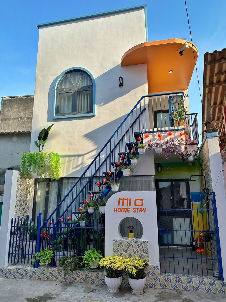 MIO Homestay nổi bật với tông màu trang trí sặc sỡ