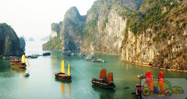Vịnh Hạ Long với núi đá vôi trên mặt nước xanh