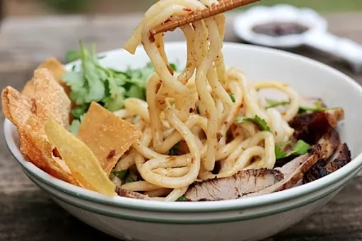 Cao lầu là món đặc sản trứ danh mà bất kỳ ai đang tìm kiếm ăn gì ở Hội An cũng nên thử