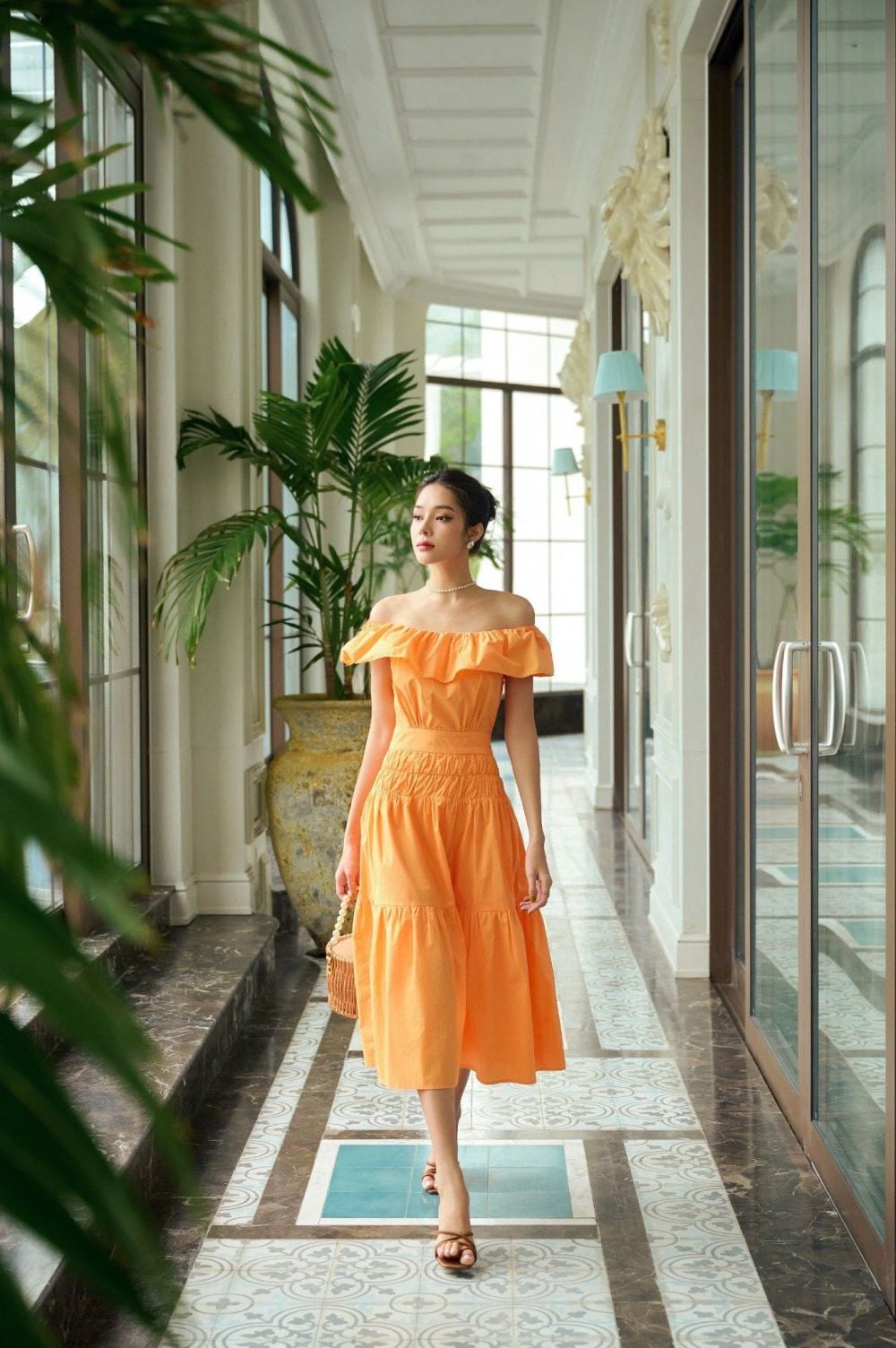 Váy hở lưng và nón rộng vành