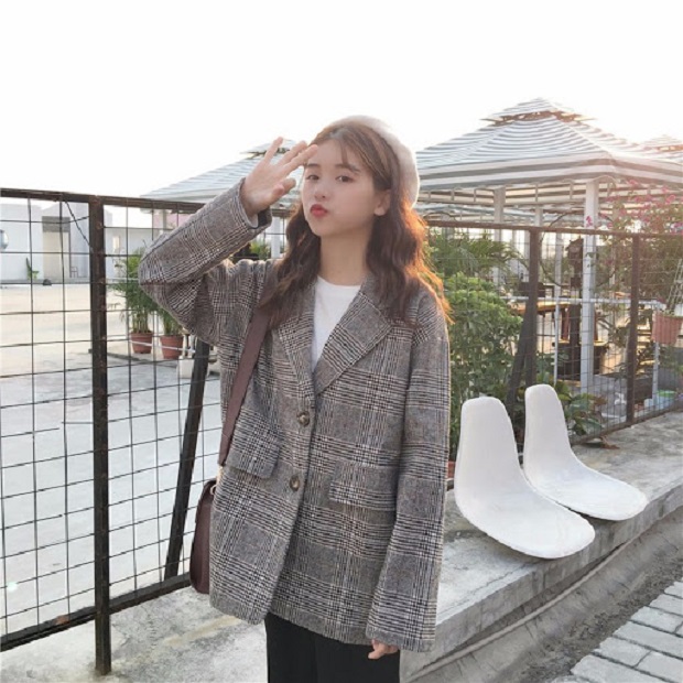 Áo phông kết hợp áo blazer thanh lịch cho mùa đông
