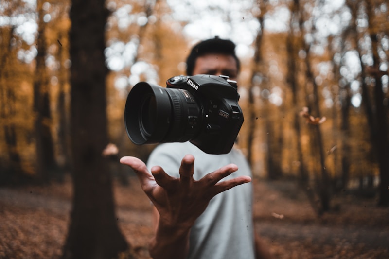 Nhiếp ảnh gia chụp thác nước với tripod