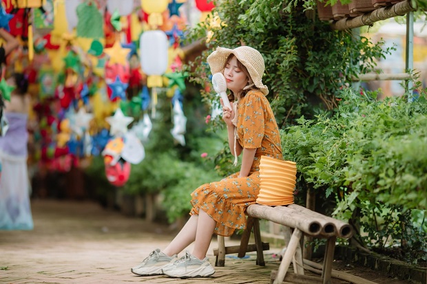 Đầm maxi dáng dài thướt tha giữa khung cảnh lãng mạn