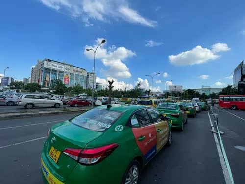 Khu vực đón xe ngoài sân bay