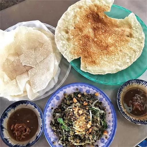 Món bánh đập là một trong những đặc sản không thể bỏ qua khi ghé thăm Hội An