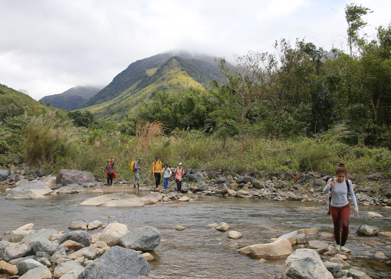 Cung trekking Tà Giang men theo con suối