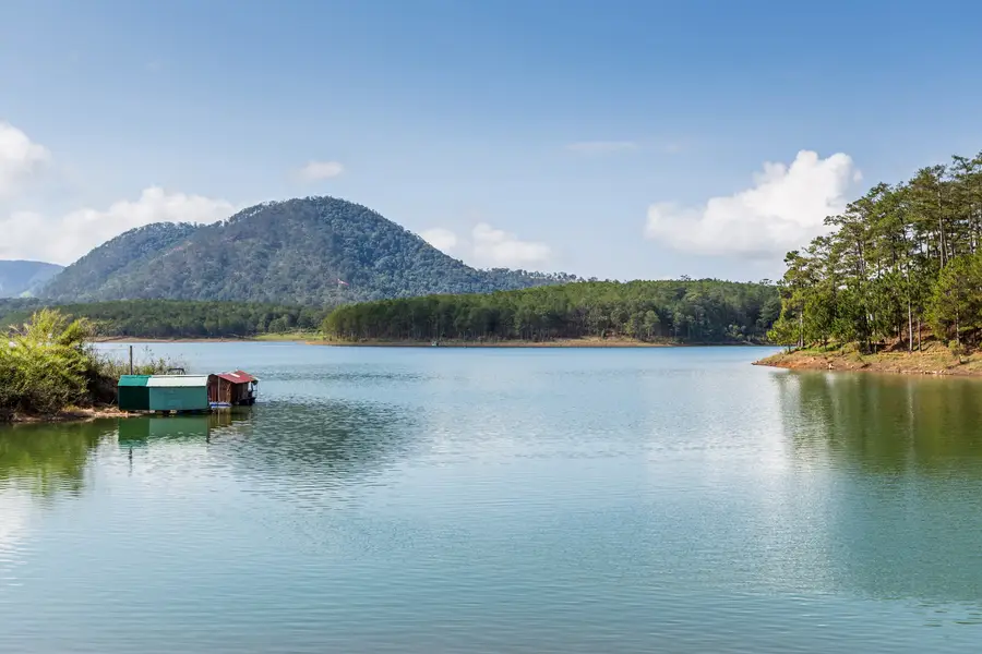 Vẻ đẹp yên bình của Hồ Tuyền Lâm