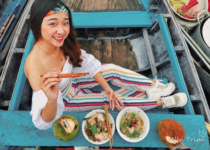 Chợ nổi và món ăn