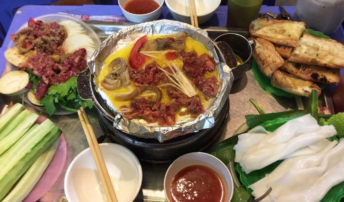 Lòng Nướng Phố Gầm Cầu - Địa điểm ăn tối hấp dẫn tại Hà Nội