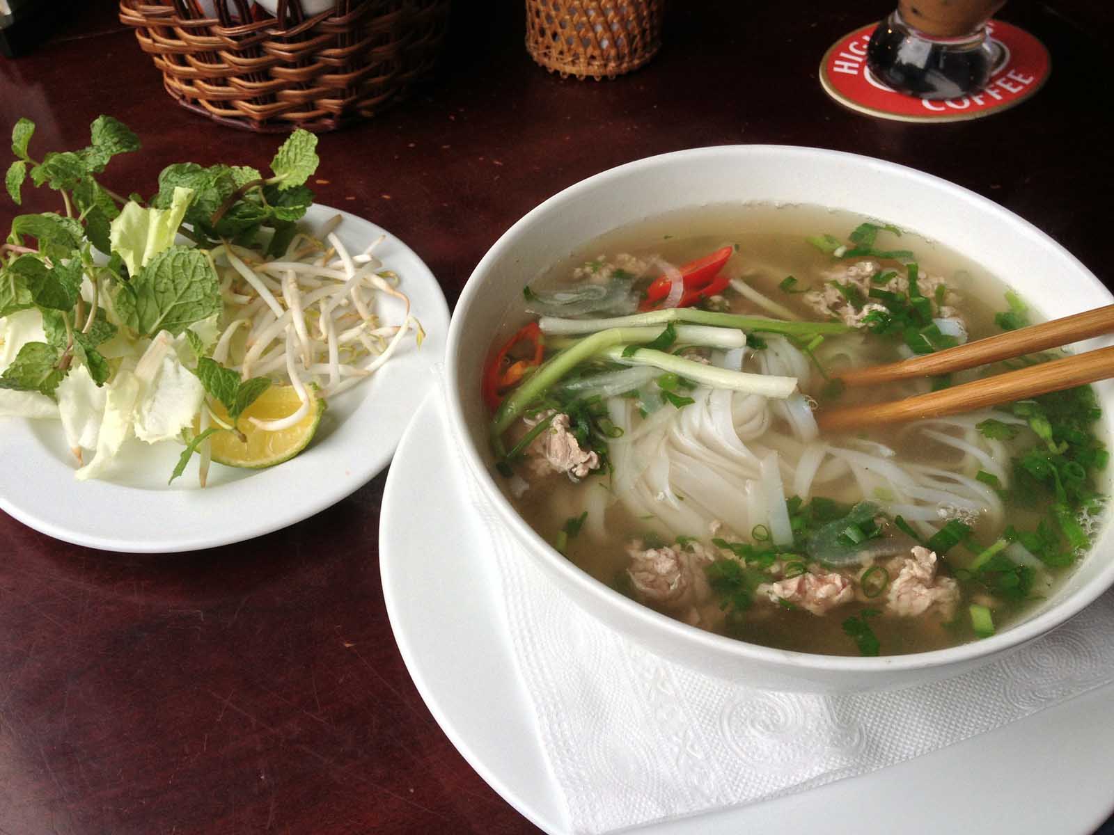 Tô phở bò nóng hổi truyền thống