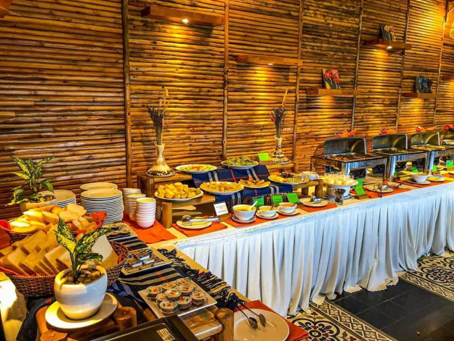 Không gian ăn uống ngoài trời với bếp lửa truyền thống giữa thiên nhiên