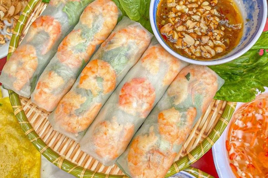 Những chiếc gỏi cuốn tôm thịt đều đặn lộ rõ nhân bên trong