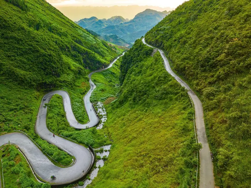 Dốc Thẩm Mã uốn lượn giữa núi đá