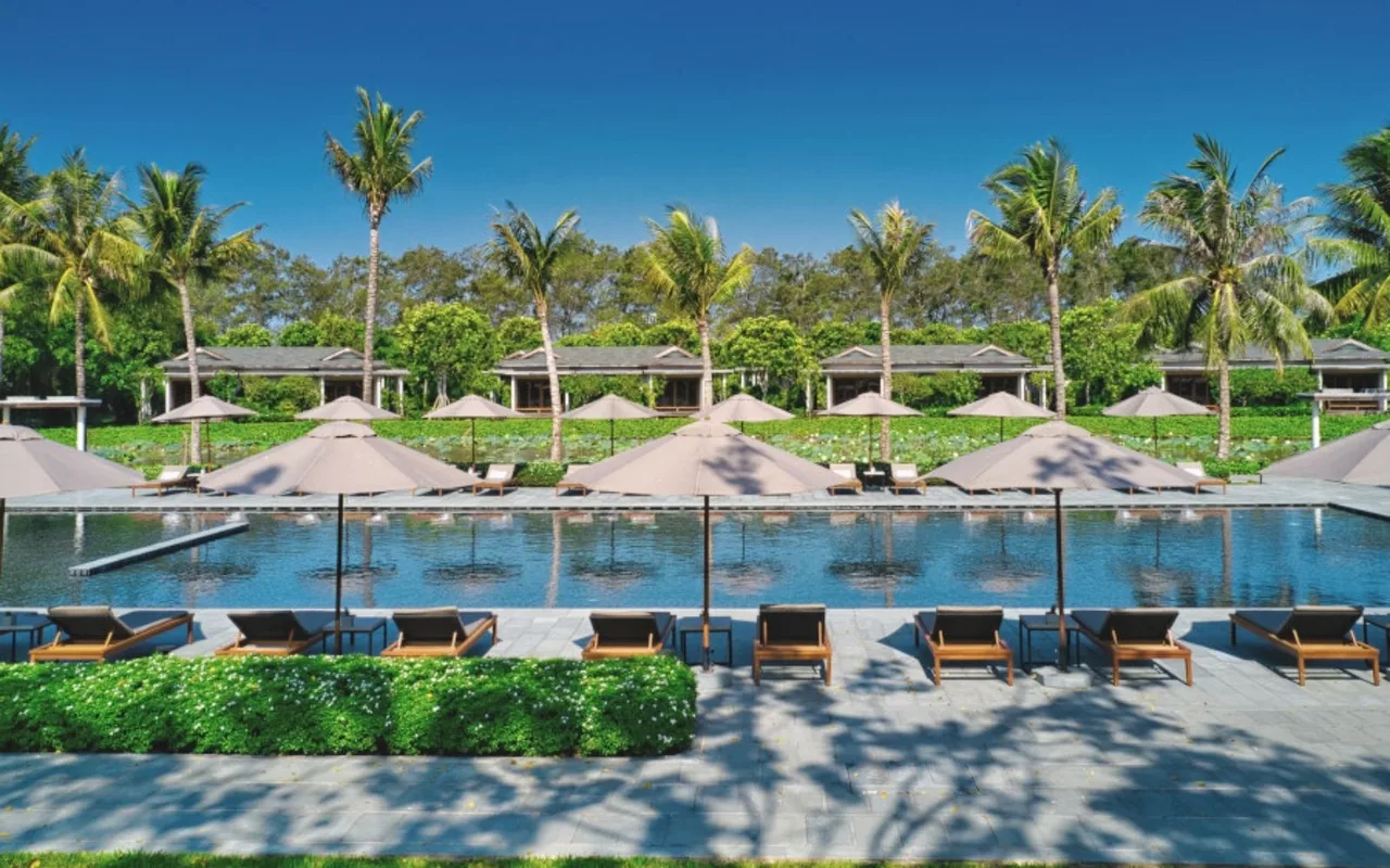 Những khu nghỉ dưỡng xa hơn trung tâm thường phù hợp cho kỳ staycation có nhịp chậm và nhiều thời gian hơn