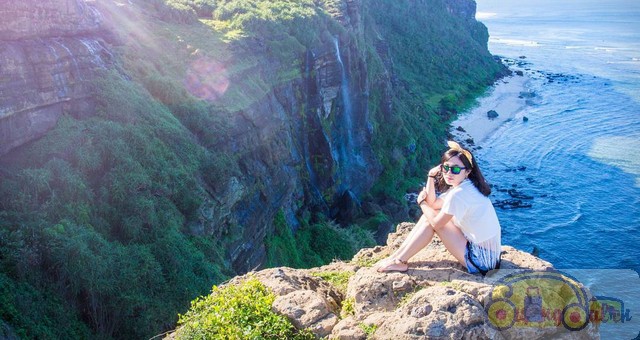 Lý Sơn với biển xanh và núi lửa cổ