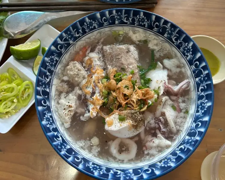 Hủ tiếu mực là món ngon Vũng Tàu được nhiều du khách yêu thích khi ghé thăm Vũng Tàu.