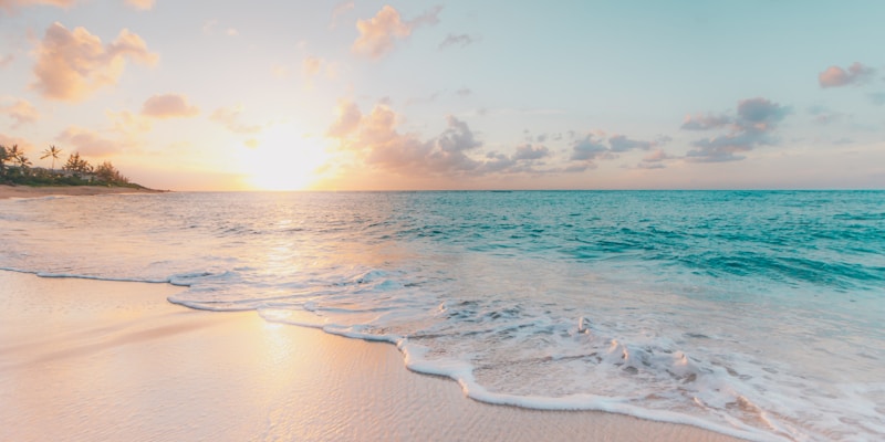 Sunset Sanato Beach Club với kiến trúc trắng tối giản và view biển tây