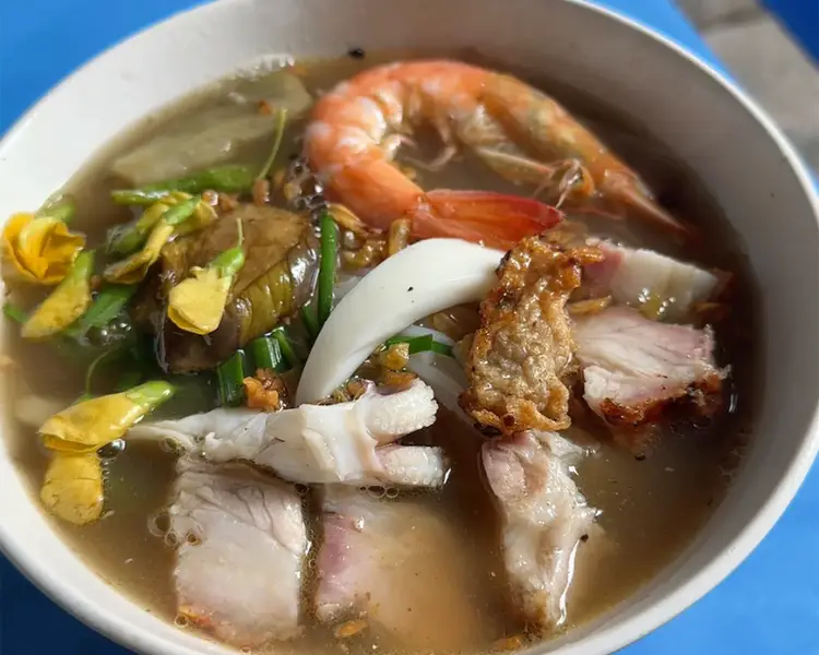 Bún mắm là món ngon Vũng Tàu có hương vị đậm đà, thơm nồng mắm cá, hòa quyện cùng hải sản tươi ngon.
