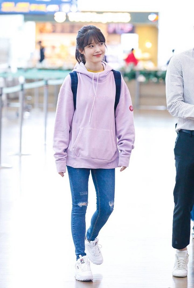 Áo hoodie khỏe khoắn đi kèm quần jean skinny